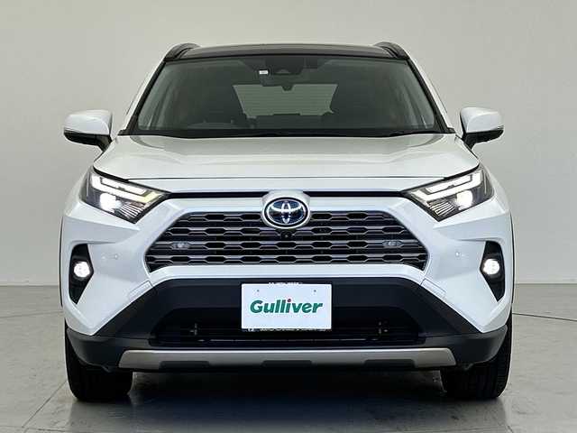 トヨタ ＲＡＶ４ ハイブリットG 愛知県 2023(令5)年 2.5万km プラチナホワイトパールマイカ パノラマガラスルーフ/Toyota Safety Sense/・プリクラッシュセーフティ/・レーントレーシングアシスト/・レーダークルーズコントロール/・オートハイビーム/・ロードサインアシスト/純正ディスプレイオーディオ/・コネクティッドナビ対応/・AppleCarPlay/Android Auto/・フルセグTV/・Bluetooth/・Miracast/・USB/・AM/FM/パノラミックビューモニター/ETC/先行車発進のお知らせ/パーキングサポートブレーキ/ブラインドスポットアシスト/リアトラフィックアラート/黒革シート/デジタルインナーミラー/シートベンチレーション/シートヒーター/パワーバックドア/LEDヘッドライト/ステアリングヒーター/スマートキー/プッシュスタート/横滑り防止装置