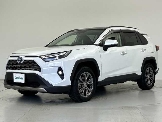 トヨタ ＲＡＶ４ ハイブリットG 愛知県 2023(令5)年 2.5万km プラチナホワイトパールマイカ パノラマガラスルーフ/Toyota Safety Sense/・プリクラッシュセーフティ/・レーントレーシングアシスト/・レーダークルーズコントロール/・オートハイビーム/・ロードサインアシスト/純正ディスプレイオーディオ/・コネクティッドナビ対応/・AppleCarPlay/Android Auto/・フルセグTV/・Bluetooth/・Miracast/・USB/・AM/FM/パノラミックビューモニター/ETC/先行車発進のお知らせ/パーキングサポートブレーキ/ブラインドスポットアシスト/リアトラフィックアラート/黒革シート/デジタルインナーミラー/シートベンチレーション/シートヒーター/パワーバックドア/LEDヘッドライト/ステアリングヒーター/スマートキー/プッシュスタート/横滑り防止装置