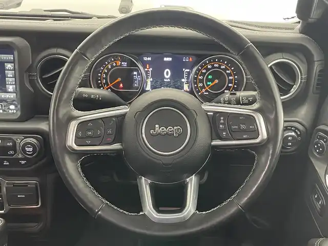 クライスラー・ジープ ジープ ラングラー アンリミテッド サハラ 愛知県 2021(令3)年 4.3万km ブラック 純正８．４型ナビ　サンルーフ　ＢＳＭ　黒革　禁煙　フロントバックカメラ　追従クルコン　ＥＴＣ２．０　ドラレコ　ミラーヒーター　ステアリングヒーター　シートヒーター　ＵＳＢ　コーナーセンサー　純正マット　１００V充電　アイドリングストップ　プッシュスタート　スマートキー