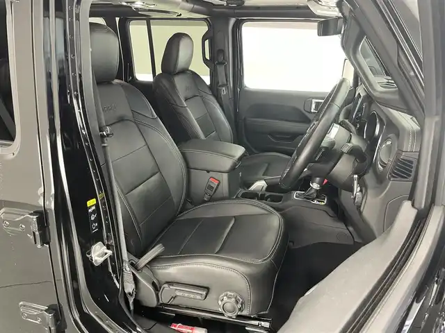 クライスラー・ジープ ジープ ラングラー アンリミテッド サハラ 愛知県 2021(令3)年 4.3万km ブラック 純正８．４型ナビ　サンルーフ　ＢＳＭ　黒革　禁煙　フロントバックカメラ　追従クルコン　ＥＴＣ２．０　ドラレコ　ミラーヒーター　ステアリングヒーター　シートヒーター　ＵＳＢ　コーナーセンサー　純正マット　１００V充電　アイドリングストップ　プッシュスタート　スマートキー