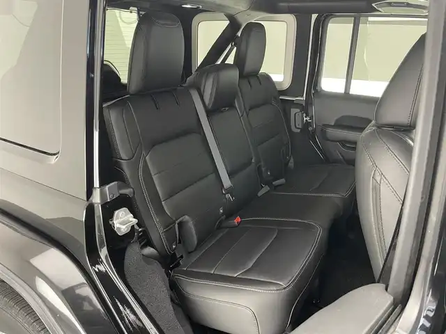 クライスラー・ジープ ジープ ラングラー アンリミテッド サハラ 愛知県 2021(令3)年 4.3万km ブラック 純正８．４型ナビ　サンルーフ　ＢＳＭ　黒革　禁煙　フロントバックカメラ　追従クルコン　ＥＴＣ２．０　ドラレコ　ミラーヒーター　ステアリングヒーター　シートヒーター　ＵＳＢ　コーナーセンサー　純正マット　１００V充電　アイドリングストップ　プッシュスタート　スマートキー