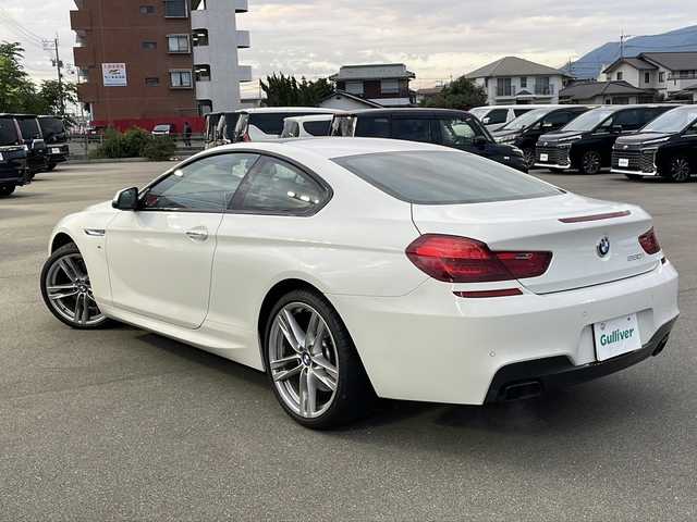 ＢＭＷ ６５０ｉ クーペ Mスポーツ 山口県 2016(平28)年 0.9万km アルピンホワイトⅢ Ｈａｒｍａｎ　Ｋａｒｄｏｎ　/サンルーフ　/黒革レザーシート/純正ナビ　/AM/FMBluetooth/CD/DVD/AUX/フルセグTV/バックカメラ　/ターボ　/ヘッドアップディスプレイ　/クリアランスソナー　/ＬＥＤヘッドライト　/オートライト、オートマチックハイビーム/純正20インチアルミホイール　/オートクルーズコントロール/前後型ドライブレコーダー/衝突被害軽減ブレーキ/プッシュスタート/WAC/社外フロアマット/取扱説明書