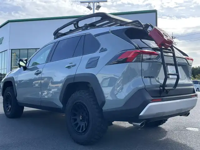 トヨタ ＲＡＶ４ ハイブリッド アドベンチャー 岡山県 2022(令4)年 4.2万km アッシュグレーメタリック/アーバンカーキ 登録時走行距離41331km/４WD/純正ディスプレイオーディオ/フルセグTV(AM/FM/Bluetooth)/バックカメラ/ビルトインETC/デジタルインナーミラー/トヨタセーフティセンス/・ブラインドスポットモニター/・レーダークルーズコントロール/・オートマチックハイビーム/・プリクラッシュセーフティ/・レーンディバーチャーアラート/横滑り防止装置/オートブレーキホールド/パワーバックドア/D席パワーシート/D/N席シートヒーター/D/N席ベンチレーション/ステアリングヒーター/TRDフロアマット/17インチ社外AW/MOMOステアリング/THULEルーフキャリア/リアラダー