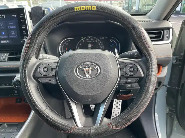 トヨタ ＲＡＶ４ ハイブリッド アドベンチャー 岡山県 2022(令4)年 4.2万km アッシュグレーメタリック/アーバンカーキ 登録時走行距離41331km/４WD/純正ディスプレイオーディオ/フルセグTV(AM/FM/Bluetooth)/バックカメラ/ビルトインETC/デジタルインナーミラー/トヨタセーフティセンス/・ブラインドスポットモニター/・レーダークルーズコントロール/・オートマチックハイビーム/・プリクラッシュセーフティ/・レーンディバーチャーアラート/横滑り防止装置/オートブレーキホールド/パワーバックドア/D席パワーシート/D/N席シートヒーター/D/N席ベンチレーション/ステアリングヒーター/TRDフロアマット/17インチ社外AW/MOMOステアリング/THULEルーフキャリア/リアラダー