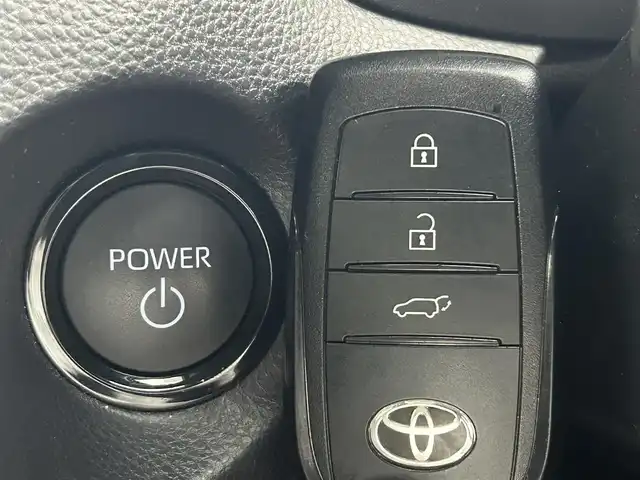 トヨタ カローラ クロス ハイブリッド Z 熊本県 2024(令6)年 1.1万km アティチュードブラックマイカ/プラチナホワイトパールマイカ ワンオーナー　/禁煙車　/モデリスタエアロフル　/１０．５インチディスプレイオーディオ（ＡｐｐｌＣａｒＰｌａｙ・ＡｎｄｒｏｉｄＡｕｔｏ・ＢＴ・フルセグ）/アラウンドビューモニター/社外前後ドライブレコーダー/トヨタセーフティーセンス/・プリクラッシュセーフティ/・レーンディパーチャーアラート/・ブラインドスポットモニター/・リアクロストラフィックアラート/・駐車時支援パーキングサポートシステム/・ロードサインアシスト/・レ前席シートヒーター/・レーーダークルーズコントロール/横滑り防止/前席シートヒーター/運転席パワーシート/ハーフレザーシート/デジタルインナーミラー/ルーフレール/純正フロアマット/純正１８インチAW/オートライト/オートマチックハイビーム/LEDヘッドライト/フォグライト/スマートキー/プッシュスタート/スペアキー1本/保証書/取扱説明書