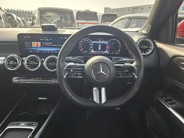メルセデス・ベンツ Ｍ・ベンツ ＧＬＢ２００ｄ 4マチック AMGライン 愛知県 2024(令6)年 1.1万km 赤 4WD/アドバンスドパッケージ/パノラミックスライディングルーフ/ブルメスターサラウンドサウンドシステム/純正10.25型ナビ/パワーテールゲート/360°カメラシステム/ビルトインETC/レーダーセーフティパッケージ/・アダプティブディスタンスアシストディストロニック/・アクティブステアリングアシスト/・自動再発進機能/・降車時警告機能　他/マルチビームLEDヘッドランプ/アダプティブハイビームアシストプラス/ナッパ革巻きフラットボトムステアリング/パドルシフト/合皮/スエード調シート/前席スポーツシート/前席シートヒーター/純正20インチアルミホイール/キーレスゴー/禁煙車