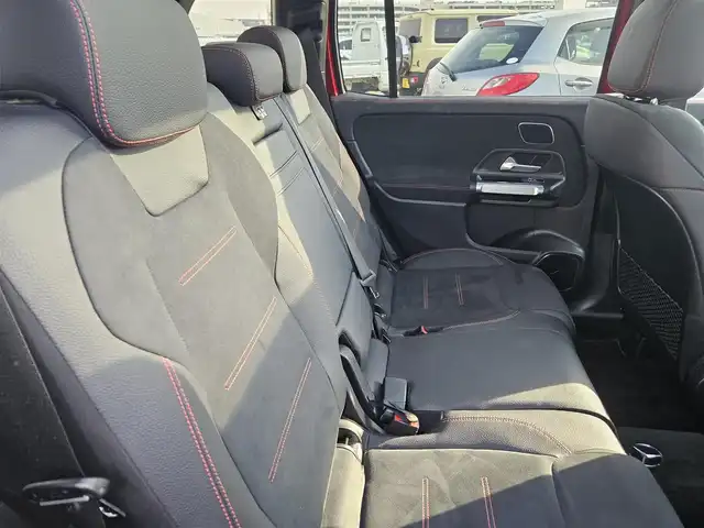 メルセデス・ベンツ Ｍ・ベンツ ＧＬＢ２００ｄ 4マチック AMGライン 愛知県 2024(令6)年 1.1万km 赤 4WD/アドバンスドパッケージ/パノラミックスライディングルーフ/ブルメスターサラウンドサウンドシステム/純正10.25型ナビ/パワーテールゲート/360°カメラシステム/ビルトインETC/レーダーセーフティパッケージ/・アダプティブディスタンスアシストディストロニック/・アクティブステアリングアシスト/・自動再発進機能/・降車時警告機能　他/マルチビームLEDヘッドランプ/アダプティブハイビームアシストプラス/ナッパ革巻きフラットボトムステアリング/パドルシフト/合皮/スエード調シート/前席スポーツシート/前席シートヒーター/純正20インチアルミホイール/キーレスゴー/禁煙車