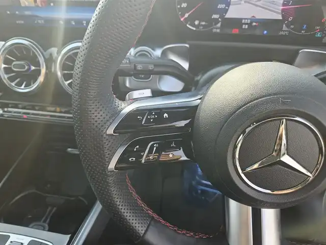 メルセデス・ベンツ Ｍ・ベンツ ＧＬＢ２００ｄ 4マチック AMGライン 愛知県 2024(令6)年 1.1万km 赤 4WD/アドバンスドパッケージ/パノラミックスライディングルーフ/ブルメスターサラウンドサウンドシステム/純正10.25型ナビ/パワーテールゲート/360°カメラシステム/ビルトインETC/レーダーセーフティパッケージ/・アダプティブディスタンスアシストディストロニック/・アクティブステアリングアシスト/・自動再発進機能/・降車時警告機能　他/マルチビームLEDヘッドランプ/アダプティブハイビームアシストプラス/ナッパ革巻きフラットボトムステアリング/パドルシフト/合皮/スエード調シート/前席スポーツシート/前席シートヒーター/純正20インチアルミホイール/キーレスゴー/禁煙車