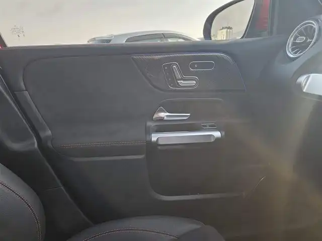 メルセデス・ベンツ Ｍ・ベンツ ＧＬＢ２００ｄ 4マチック AMGライン 愛知県 2024(令6)年 1.1万km 赤 4WD/アドバンスドパッケージ/パノラミックスライディングルーフ/ブルメスターサラウンドサウンドシステム/純正10.25型ナビ/パワーテールゲート/360°カメラシステム/ビルトインETC/レーダーセーフティパッケージ/・アダプティブディスタンスアシストディストロニック/・アクティブステアリングアシスト/・自動再発進機能/・降車時警告機能　他/マルチビームLEDヘッドランプ/アダプティブハイビームアシストプラス/ナッパ革巻きフラットボトムステアリング/パドルシフト/合皮/スエード調シート/前席スポーツシート/前席シートヒーター/純正20インチアルミホイール/キーレスゴー/禁煙車