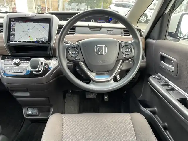 ホンダ フリード ハイブリット G ホンダセンシング 島根県 2020(令2)年 2.1万km プラチナホワイトパール 禁煙車/純正９インチメモリナビ　/フルセグＴＶ　/ＤＶＤ再生　/Ｂｌｕｅｔｏｏｔｈ接続　/バックカメラ　/ＥＴＣ　/前後ドライブレコーダー/両側パワースライドドア　/アダプティブクルーズコントロール　/衝突軽減ブレーキ　/レーンキープアシスト/後方コーナーセンサー　/前席シートヒーター　/スマートキー/純正ＬＥＤヘッドライト　/純正１５インチアルミホイール/純正フロアマット