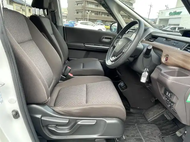 ホンダ フリード ハイブリット G ホンダセンシング 島根県 2020(令2)年 2.1万km プラチナホワイトパール 禁煙車/純正９インチメモリナビ　/フルセグＴＶ　/ＤＶＤ再生　/Ｂｌｕｅｔｏｏｔｈ接続　/バックカメラ　/ＥＴＣ　/前後ドライブレコーダー/両側パワースライドドア　/アダプティブクルーズコントロール　/衝突軽減ブレーキ　/レーンキープアシスト/後方コーナーセンサー　/前席シートヒーター　/スマートキー/純正ＬＥＤヘッドライト　/純正１５インチアルミホイール/純正フロアマット