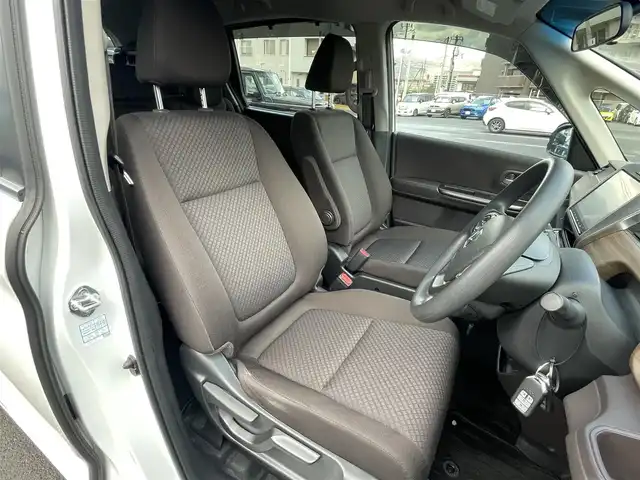 ホンダ フリード ハイブリット G ホンダセンシング 島根県 2020(令2)年 2.1万km プラチナホワイトパール 禁煙車/純正９インチメモリナビ　/フルセグＴＶ　/ＤＶＤ再生　/Ｂｌｕｅｔｏｏｔｈ接続　/バックカメラ　/ＥＴＣ　/前後ドライブレコーダー/両側パワースライドドア　/アダプティブクルーズコントロール　/衝突軽減ブレーキ　/レーンキープアシスト/後方コーナーセンサー　/前席シートヒーター　/スマートキー/純正ＬＥＤヘッドライト　/純正１５インチアルミホイール/純正フロアマット