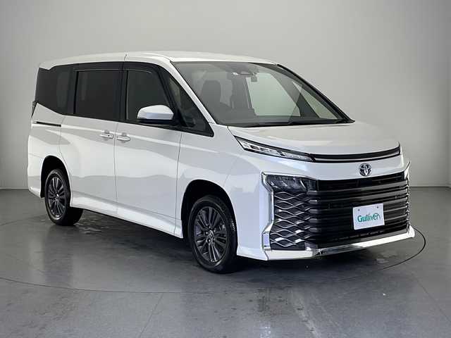 トヨタ ヴォクシー ハイブリッド S－G 長野県 2023(令5)年 1.6万km ホワイトパールクリスタルシャイン 4WD/純正メモリナビ&フルセグTV&CD&DVD&USB&BT/純正フリップダウンモニター/トヨタセーフティセンス/アダプティブクルーズコントロール/レーンディパーチャーアラート/プリクラッシュセーフティ/プロアクティブドライビングアシスト/パーキングサポートブレーキ/ロードサインアシスト/オートマチックハイビーム/先行車発進告知/寒冷地仕様/フロントワイパーデアイサー/両側パワースライドドア/ステアリングスイッチ/ウォークスルー/バックカメラ/ビルトインETC2.0/LEDヘッドライト/オートライト/電動格納ミラー/ウィンカーミラー/電動ホールド/純正16インチAW装着/純正フロアマット/純正ドアバイザー/プッシュスタート/スマートキー