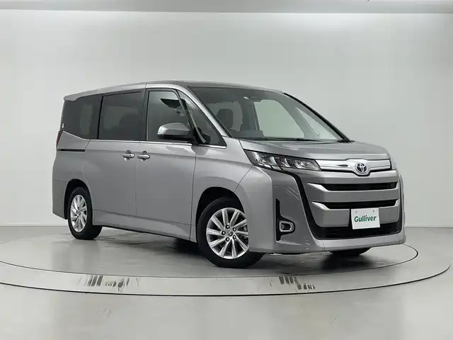 トヨタ ノア ハイブリッド Z 埼玉県 2022(令4)年 2.1万km メタルストリームM ディスプレイオーディオ（コネクティッドナビ対応）Plus/TV（フルセグ）＋CD・DVDデッキ/BSM/ETC2.0ユニット（VICS機能付）/レーダークルーズコントロール/両側パワースライド/前席シートヒーター/100V充電/バックカメラ/純正マット/純正アルミホイール/衝突軽減ブレーキ/横滑り防止装置/オートライト/LEDライト/フォグライト