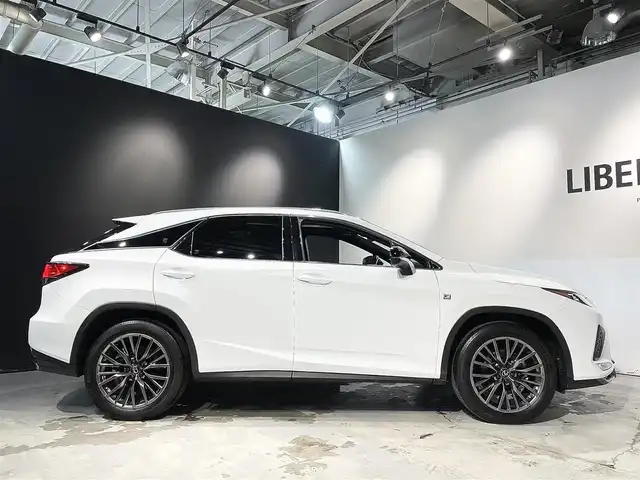 レクサス ＲＸ 300 Fスポーツ 道央・札幌 2020(令2)年 3.1万km ホワイトノーヴァガラスフレーク ワンオーナー/寒冷地仕様/純正12.3インチナビ(フルセグTV/CD/DVD/SD/BT/Miracast)/パノラマルーフ/カラーヘッドアップディスプレイ/本革スポーツシート/シートヒーター(全席)/コンフォータブルエアシート(D/N)/8Way調整式パワーシート(D/N)/セカンドパワーシート/LexusSafetySystem+/・プリクラッシュセーフティ/・レーダークルーズコントロール/・レーントレーシングアシスト/・ロードサインアシスト/・オートマチックハイビーム/ブラインドスポットモニター/パーキングサポートブレーキ/三眼フルLEDヘッドランプ/本革ステアリングホイール/ステアリングヒーター/ハンズフリーパワーバックドア/アイドリングストップ/電動パーキングブレーキ/ブレーキホールド/レクサスRXプレミアムサウンド/ETC2.0/プッシュスタート/スマートキー/純正エンジンスターター/純正20インチアルミホイール付き冬タイヤ有(235/55/R20)