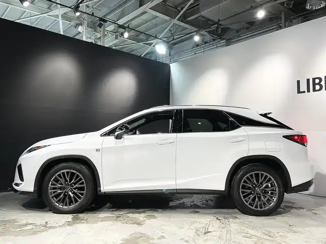 レクサス ＲＸ 300 Fスポーツ 道央・札幌 2020(令2)年 3.1万km ホワイトノーヴァガラスフレーク ワンオーナー/寒冷地仕様/純正12.3インチナビ(フルセグTV/CD/DVD/SD/BT/Miracast)/パノラマルーフ/カラーヘッドアップディスプレイ/本革スポーツシート/シートヒーター(全席)/コンフォータブルエアシート(D/N)/8Way調整式パワーシート(D/N)/セカンドパワーシート/LexusSafetySystem+/・プリクラッシュセーフティ/・レーダークルーズコントロール/・レーントレーシングアシスト/・ロードサインアシスト/・オートマチックハイビーム/ブラインドスポットモニター/パーキングサポートブレーキ/三眼フルLEDヘッドランプ/本革ステアリングホイール/ステアリングヒーター/ハンズフリーパワーバックドア/アイドリングストップ/電動パーキングブレーキ/ブレーキホールド/レクサスRXプレミアムサウンド/ETC2.0/プッシュスタート/スマートキー/純正エンジンスターター/純正20インチアルミホイール付き冬タイヤ有(235/55/R20)