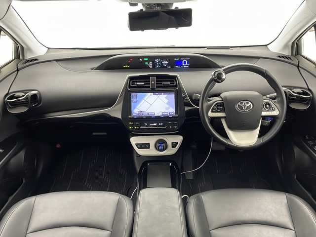 トヨタ プリウス A ツーリングセレクション 宮崎県 2017(平29)年 6.7万km ホワイトパールクリスタルシャイン Toyota Safety Sense/〇プリクラシュセーフティ/〇レーンディパーチャーアラート/〇ブラインドスポットモニター/〇クリアランスソナー/〇オートマチックハイビーム/〇クリアランスソナー/〇レーダークルーズコントロール/〇ヘッドアップディスプレイ/〇パーキングアシスト/純正9型ナビ/フルセグTV/CD/DVD/Bluetooth/バックカメラ/黒レザーシート/シートヒーター/LEDヘッドライト/ビルトインETC/純正17インチAW/保証書/取扱説明書