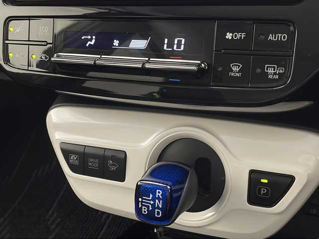 トヨタ プリウス A ツーリングセレクション 宮崎県 2017(平29)年 6.7万km ホワイトパールクリスタルシャイン Toyota Safety Sense/〇プリクラシュセーフティ/〇レーンディパーチャーアラート/〇ブラインドスポットモニター/〇クリアランスソナー/〇オートマチックハイビーム/〇クリアランスソナー/〇レーダークルーズコントロール/〇ヘッドアップディスプレイ/〇パーキングアシスト/純正9型ナビ/フルセグTV/CD/DVD/Bluetooth/バックカメラ/黒レザーシート/シートヒーター/LEDヘッドライト/ビルトインETC/純正17インチAW/保証書/取扱説明書
