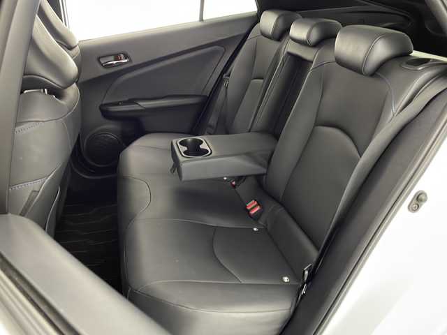 トヨタ プリウス A ツーリングセレクション 宮崎県 2017(平29)年 6.7万km ホワイトパールクリスタルシャイン Toyota Safety Sense/〇プリクラシュセーフティ/〇レーンディパーチャーアラート/〇ブラインドスポットモニター/〇クリアランスソナー/〇オートマチックハイビーム/〇クリアランスソナー/〇レーダークルーズコントロール/〇ヘッドアップディスプレイ/〇パーキングアシスト/純正9型ナビ/フルセグTV/CD/DVD/Bluetooth/バックカメラ/黒レザーシート/シートヒーター/LEDヘッドライト/ビルトインETC/純正17インチAW/保証書/取扱説明書