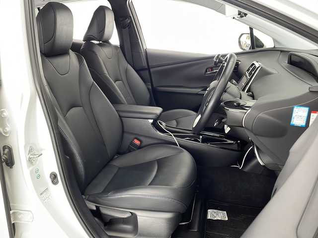 トヨタ プリウス A ツーリングセレクション 宮崎県 2017(平29)年 6.7万km ホワイトパールクリスタルシャイン Toyota Safety Sense/〇プリクラシュセーフティ/〇レーンディパーチャーアラート/〇ブラインドスポットモニター/〇クリアランスソナー/〇オートマチックハイビーム/〇クリアランスソナー/〇レーダークルーズコントロール/〇ヘッドアップディスプレイ/〇パーキングアシスト/純正9型ナビ/フルセグTV/CD/DVD/Bluetooth/バックカメラ/黒レザーシート/シートヒーター/LEDヘッドライト/ビルトインETC/純正17インチAW/保証書/取扱説明書
