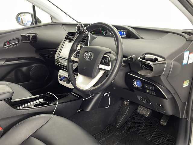 トヨタ プリウス A ツーリングセレクション 宮崎県 2017(平29)年 6.7万km ホワイトパールクリスタルシャイン Toyota Safety Sense/〇プリクラシュセーフティ/〇レーンディパーチャーアラート/〇ブラインドスポットモニター/〇クリアランスソナー/〇オートマチックハイビーム/〇クリアランスソナー/〇レーダークルーズコントロール/〇ヘッドアップディスプレイ/〇パーキングアシスト/純正9型ナビ/フルセグTV/CD/DVD/Bluetooth/バックカメラ/黒レザーシート/シートヒーター/LEDヘッドライト/ビルトインETC/純正17インチAW/保証書/取扱説明書
