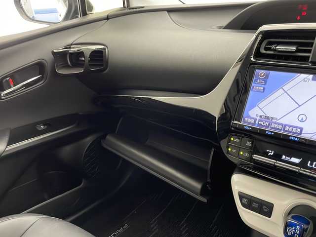トヨタ プリウス A ツーリングセレクション 宮崎県 2017(平29)年 6.7万km ホワイトパールクリスタルシャイン Toyota Safety Sense/〇プリクラシュセーフティ/〇レーンディパーチャーアラート/〇ブラインドスポットモニター/〇クリアランスソナー/〇オートマチックハイビーム/〇クリアランスソナー/〇レーダークルーズコントロール/〇ヘッドアップディスプレイ/〇パーキングアシスト/純正9型ナビ/フルセグTV/CD/DVD/Bluetooth/バックカメラ/黒レザーシート/シートヒーター/LEDヘッドライト/ビルトインETC/純正17インチAW/保証書/取扱説明書
