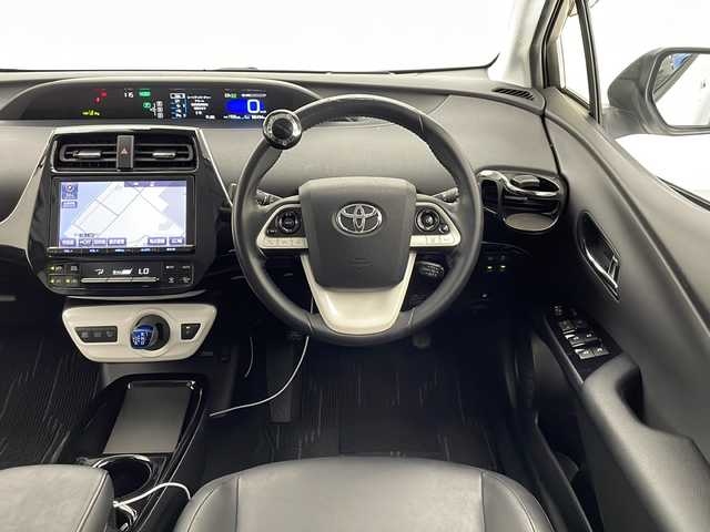 トヨタ プリウス A ツーリングセレクション 宮崎県 2017(平29)年 6.7万km ホワイトパールクリスタルシャイン Toyota Safety Sense/〇プリクラシュセーフティ/〇レーンディパーチャーアラート/〇ブラインドスポットモニター/〇クリアランスソナー/〇オートマチックハイビーム/〇クリアランスソナー/〇レーダークルーズコントロール/〇ヘッドアップディスプレイ/〇パーキングアシスト/純正9型ナビ/フルセグTV/CD/DVD/Bluetooth/バックカメラ/黒レザーシート/シートヒーター/LEDヘッドライト/ビルトインETC/純正17インチAW/保証書/取扱説明書