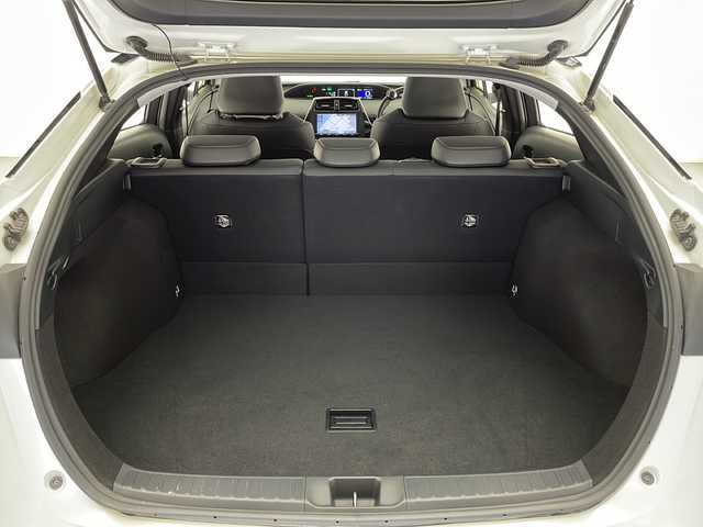 トヨタ プリウス A ツーリングセレクション 宮崎県 2017(平29)年 6.7万km ホワイトパールクリスタルシャイン Toyota Safety Sense/〇プリクラシュセーフティ/〇レーンディパーチャーアラート/〇ブラインドスポットモニター/〇クリアランスソナー/〇オートマチックハイビーム/〇クリアランスソナー/〇レーダークルーズコントロール/〇ヘッドアップディスプレイ/〇パーキングアシスト/純正9型ナビ/フルセグTV/CD/DVD/Bluetooth/バックカメラ/黒レザーシート/シートヒーター/LEDヘッドライト/ビルトインETC/純正17インチAW/保証書/取扱説明書