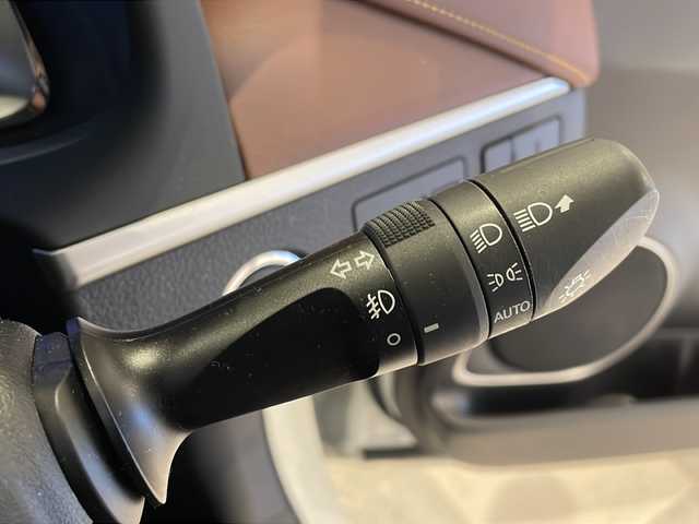トヨタ ハリアー プレミアム 福井県 2018(平30)年 3.6万km ホワイトパールクリスタルシャイン 純正ナビ/フルセグTV/バックカメラ/ETC/レーダークルーズコントロール/MTモード付AT/ドライブレコーダー/パワーバックドア/パワーシート/レザーシート/ウッドコンビハンドル/ワンオーナー/オートライト/オートハイビーム/LEDヘッドライト/フォグランプ/純正AW/プッシュスタート/スマートキー/社外AW付スタッドレスタイヤ車載/レーンキープアシスト/衝突被害軽減システム/盗難防止装置/ステアリングスイッチ/ウィンカーミラー