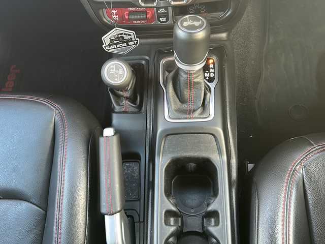 クライスラー・ジープ ジープ ラングラー アンリミテッド ルビコン 佐賀県 2021(令3)年 1.6万km グレー 3インチリフトアップ/社外２０インチAW/社外2本出しマフラー/純正8.4インチナビ/(フルセグTV Bluetooth USB AUX)/バック/サイドカメラ/衝突被害軽減システム/レーダークルーズコントロール/ブラインドスポット/ブラックレザーシート/シートヒーター/ステアリングヒーター/ETC2.0/LEDヘッドライト/フォグランプ/オートライト/ウィンカーミラー/プッシュスタート/スマートキー×２/フロアマット/横滑り防止装置/取説・保証書/純正マフラー、純正17インチAW5本、積み込み/色コード：PDN スティンググレークリアコート