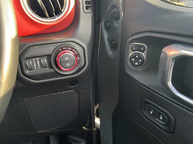 クライスラー・ジープ ジープ ラングラー アンリミテッド ルビコン 佐賀県 2021(令3)年 1.6万km グレー 3インチリフトアップ/社外２０インチAW/社外2本出しマフラー/純正8.4インチナビ/(フルセグTV Bluetooth USB AUX)/バック/サイドカメラ/衝突被害軽減システム/レーダークルーズコントロール/ブラインドスポット/ブラックレザーシート/シートヒーター/ステアリングヒーター/ETC2.0/LEDヘッドライト/フォグランプ/オートライト/ウィンカーミラー/プッシュスタート/スマートキー×２/フロアマット/横滑り防止装置/取説・保証書/純正マフラー、純正17インチAW5本、積み込み/色コード：PDN スティンググレークリアコート