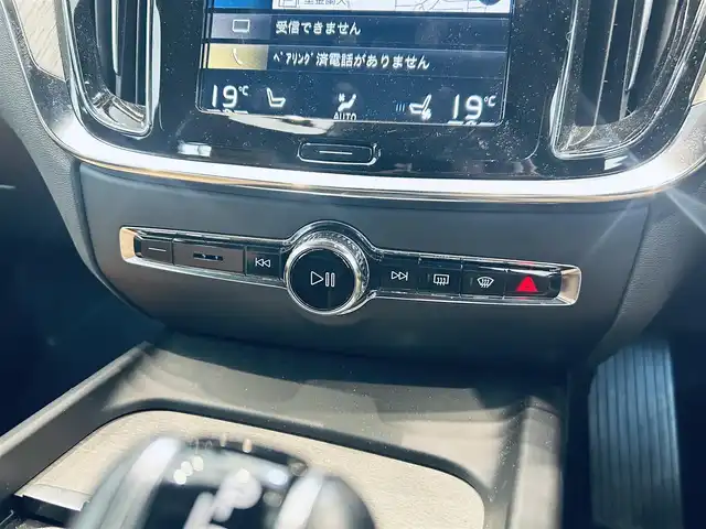 ボルボ Ｖ６０ T5 インスクリプション 大阪府 2019(令1)年 4.3万km シルバー HUD/ハーマンカードン/ベージュレザー/メモリ付きパワーシート/エアシートヒーター/純正ナビ/TV/360度カメラ/applecarplay/ACC/BLIS/純正18インチAW/LEDヘッドライト/電動リアゲート/自動駐車
