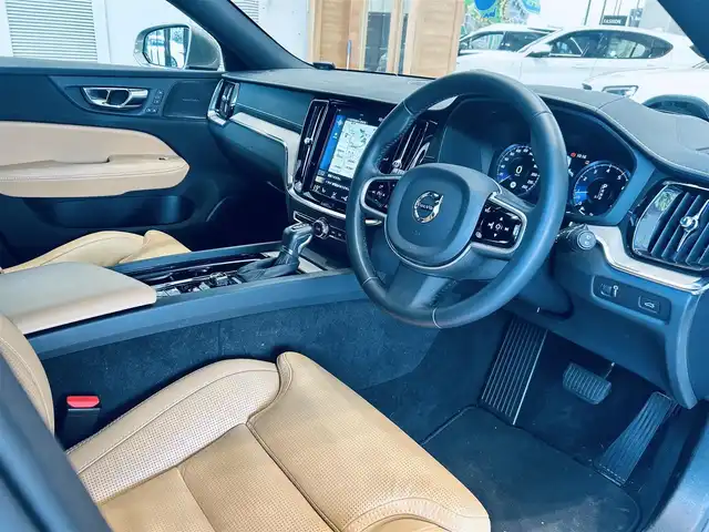 ボルボ Ｖ６０ T5 インスクリプション 大阪府 2019(令1)年 4.3万km シルバー HUD/ハーマンカードン/ベージュレザー/メモリ付きパワーシート/エアシートヒーター/純正ナビ/TV/360度カメラ/applecarplay/ACC/BLIS/純正18インチAW/LEDヘッドライト/電動リアゲート/自動駐車