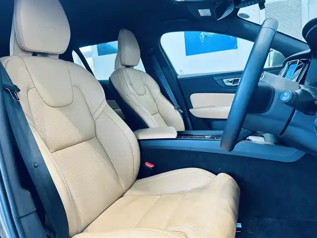ボルボ Ｖ６０ T5 インスクリプション 大阪府 2019(令1)年 4.3万km シルバー HUD/ハーマンカードン/ベージュレザー/メモリ付きパワーシート/エアシートヒーター/純正ナビ/TV/360度カメラ/applecarplay/ACC/BLIS/純正18インチAW/LEDヘッドライト/電動リアゲート/自動駐車