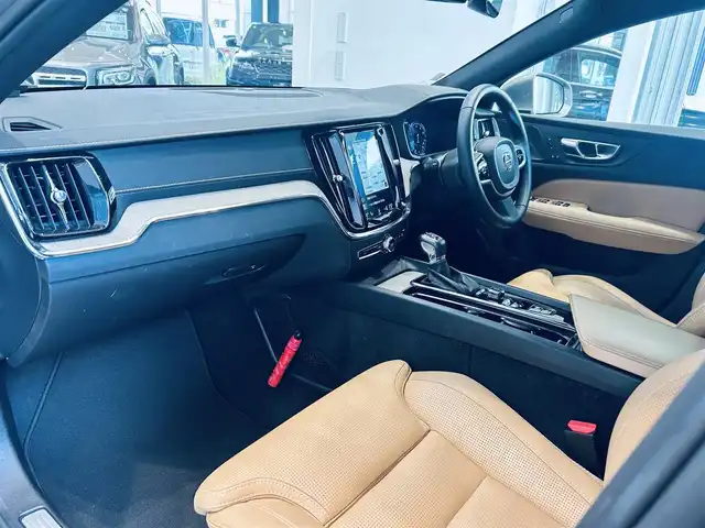 ボルボ Ｖ６０ T5 インスクリプション 大阪府 2019(令1)年 4.3万km シルバー HUD/ハーマンカードン/ベージュレザー/メモリ付きパワーシート/エアシートヒーター/純正ナビ/TV/360度カメラ/applecarplay/ACC/BLIS/純正18インチAW/LEDヘッドライト/電動リアゲート/自動駐車