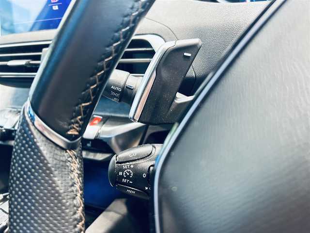 プジョー ５００８ GT ブルーHDi 大阪府 2018(平30)年 5.7万km パール レザーパッケージ/黒革/Ｄメモリ付きパワーシート/シートヒーター/サンルーフ/純正ディスプレイオーディオ/applecarplay/バック・サイドカメラ/純正18インチAW/LEDヘッドライト/電動リアゲート/ブラインドスポット/ACC/ワイヤレス充電/パフュームディフューザー