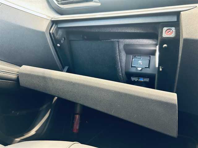 プジョー ５００８ GT ブルーHDi 大阪府 2018(平30)年 5.7万km パール レザーパッケージ/黒革/Ｄメモリ付きパワーシート/シートヒーター/サンルーフ/純正ディスプレイオーディオ/applecarplay/バック・サイドカメラ/純正18インチAW/LEDヘッドライト/電動リアゲート/ブラインドスポット/ACC/ワイヤレス充電/パフュームディフューザー