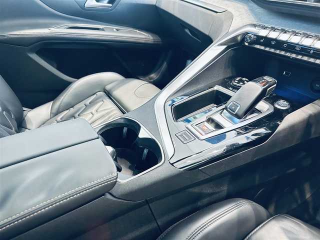 プジョー ５００８ GT ブルーHDi 大阪府 2018(平30)年 5.7万km パール レザーパッケージ/黒革/Ｄメモリ付きパワーシート/シートヒーター/サンルーフ/純正ディスプレイオーディオ/applecarplay/バック・サイドカメラ/純正18インチAW/LEDヘッドライト/電動リアゲート/ブラインドスポット/ACC/ワイヤレス充電/パフュームディフューザー