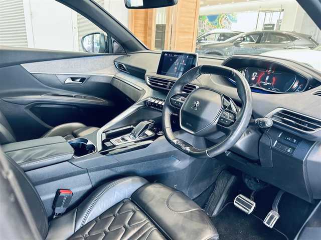 プジョー ５００８ GT ブルーHDi 大阪府 2018(平30)年 5.7万km パール レザーパッケージ/黒革/Ｄメモリ付きパワーシート/シートヒーター/サンルーフ/純正ディスプレイオーディオ/applecarplay/バック・サイドカメラ/純正18インチAW/LEDヘッドライト/電動リアゲート/ブラインドスポット/ACC/ワイヤレス充電/パフュームディフューザー