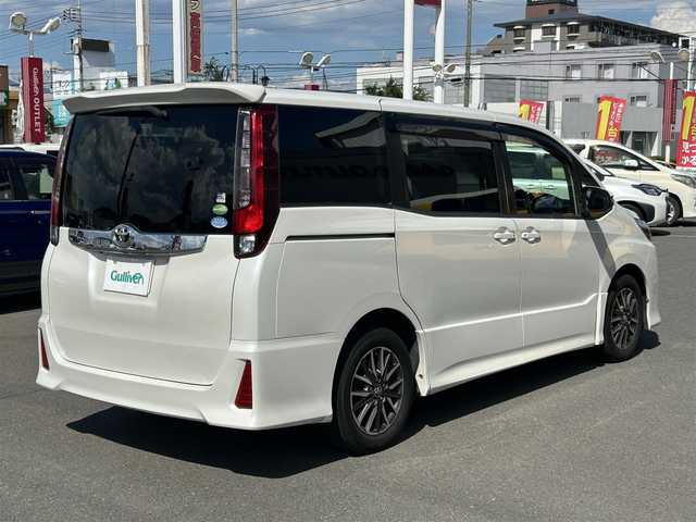 トヨタ ノア Si 佐賀県 2014(平26)年 14.4万km ホワイトパールクリスタルシャイン 株)IDOMが運営する【じしゃロン佐賀店】の自社ローン専用車両になります/こちらは現金またはオートローンご利用時の価格です。自社ローンご希望の方は別途その旨お申付け下さい/禁煙車/ディーラーオプションナビ/（ワンセグ/SD/Bluetooth）/両側パワースライドドア/社外フリップダウンモニター/バックカメラ/ビルドインETC/エコモード/純正LEDライト/純正フロアマット/純正アルミホイール