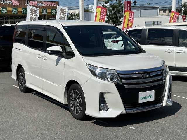 トヨタ ノア Si 佐賀県 2014(平26)年 14.4万km ホワイトパールクリスタルシャイン 株)IDOMが運営する【じしゃロン佐賀店】の自社ローン専用車両になります/こちらは現金またはオートローンご利用時の価格です。自社ローンご希望の方は別途その旨お申付け下さい/禁煙車/ディーラーオプションナビ/（ワンセグ/SD/Bluetooth）/両側パワースライドドア/社外フリップダウンモニター/バックカメラ/ビルドインETC/エコモード/純正LEDライト/純正フロアマット/純正アルミホイール