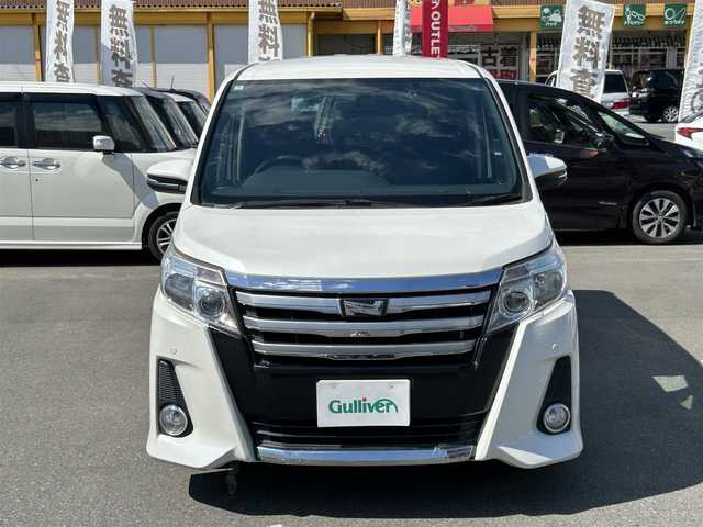 トヨタ ノア Si 佐賀県 2014(平26)年 14.4万km ホワイトパールクリスタルシャイン 株)IDOMが運営する【じしゃロン佐賀店】の自社ローン専用車両になります/こちらは現金またはオートローンご利用時の価格です。自社ローンご希望の方は別途その旨お申付け下さい/禁煙車/ディーラーオプションナビ/（ワンセグ/SD/Bluetooth）/両側パワースライドドア/社外フリップダウンモニター/バックカメラ/ビルドインETC/エコモード/純正LEDライト/純正フロアマット/純正アルミホイール