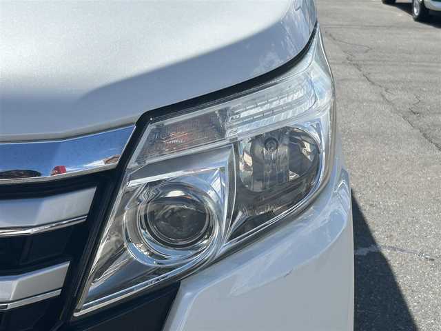 トヨタ ノア Si 佐賀県 2014(平26)年 14.4万km ホワイトパールクリスタルシャイン 株)IDOMが運営する【じしゃロン佐賀店】の自社ローン専用車両になります/こちらは現金またはオートローンご利用時の価格です。自社ローンご希望の方は別途その旨お申付け下さい/禁煙車/ディーラーオプションナビ/（ワンセグ/SD/Bluetooth）/両側パワースライドドア/社外フリップダウンモニター/バックカメラ/ビルドインETC/エコモード/純正LEDライト/純正フロアマット/純正アルミホイール