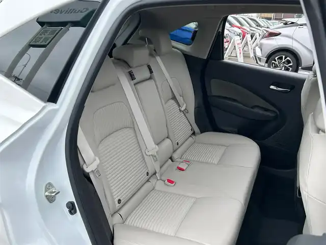 日産 オーラ G レザーエディション 宮城県 2024(令6)年 3.5万km ピュアホワイトパール コネクトナビゲーションシステム/・メモリーナビ/・9インチワイドディスプレイ/・地デジTV/・BOSEパーソナルプラスサウンドシステム/・USB電源ソケットタイプA（前席）/・ワイヤレス充電/・ETC2.0/・プロパイロット/・SOSコール/＝＝＝/インテリジェントエマージェンシーブレーキ/踏み間違い衝突防止アシスト/標識検知機能/前方衝突予測警報/車線逸脱警報/ふらつき警報/車線逸脱防止支援システム/エマージェンシーストップシグナル/後側方衝突防止支援システム/後側方車両検知警報/後退時車両検知機能/コーナーセンサー/インテリジェントルームミラー/インテリジェントアラウンドビューモニター/レザーシート（グレー）/運転席パワーシート/革巻きステアリング/ステアリングスイッチ/電動パーキングブレーキ/ブレーキホールド/アダプティブLEDヘッドランプ/フォグランプ/オートライト/スマートキー＆プッシュスタート/電動格納ミラー/純正17インチAW/W/サイド/カーテンエアバッグ