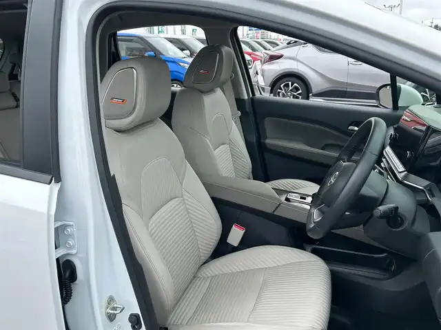 日産 オーラ G レザーエディション 宮城県 2024(令6)年 3.5万km ピュアホワイトパール コネクトナビゲーションシステム/・メモリーナビ/・9インチワイドディスプレイ/・地デジTV/・BOSEパーソナルプラスサウンドシステム/・USB電源ソケットタイプA（前席）/・ワイヤレス充電/・ETC2.0/・プロパイロット/・SOSコール/＝＝＝/インテリジェントエマージェンシーブレーキ/踏み間違い衝突防止アシスト/標識検知機能/前方衝突予測警報/車線逸脱警報/ふらつき警報/車線逸脱防止支援システム/エマージェンシーストップシグナル/後側方衝突防止支援システム/後側方車両検知警報/後退時車両検知機能/コーナーセンサー/インテリジェントルームミラー/インテリジェントアラウンドビューモニター/レザーシート（グレー）/運転席パワーシート/革巻きステアリング/ステアリングスイッチ/電動パーキングブレーキ/ブレーキホールド/アダプティブLEDヘッドランプ/フォグランプ/オートライト/スマートキー＆プッシュスタート/電動格納ミラー/純正17インチAW/W/サイド/カーテンエアバッグ