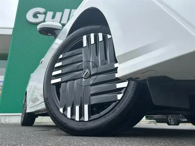 日産 オーラ G レザーエディション 宮城県 2024(令6)年 3.5万km ピュアホワイトパール コネクトナビゲーションシステム/・メモリーナビ/・9インチワイドディスプレイ/・地デジTV/・BOSEパーソナルプラスサウンドシステム/・USB電源ソケットタイプA（前席）/・ワイヤレス充電/・ETC2.0/・プロパイロット/・SOSコール/＝＝＝/インテリジェントエマージェンシーブレーキ/踏み間違い衝突防止アシスト/標識検知機能/前方衝突予測警報/車線逸脱警報/ふらつき警報/車線逸脱防止支援システム/エマージェンシーストップシグナル/後側方衝突防止支援システム/後側方車両検知警報/後退時車両検知機能/コーナーセンサー/インテリジェントルームミラー/インテリジェントアラウンドビューモニター/レザーシート（グレー）/運転席パワーシート/革巻きステアリング/ステアリングスイッチ/電動パーキングブレーキ/ブレーキホールド/アダプティブLEDヘッドランプ/フォグランプ/オートライト/スマートキー＆プッシュスタート/電動格納ミラー/純正17インチAW/W/サイド/カーテンエアバッグ