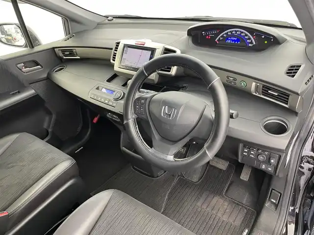 ホンダ フリード スパイク G エアロ 富山県 2014(平26)年 7.1万km プレミアムスパークルブラックパール 純正ナビ（CD DVD bluetooth）/フルセグTV/バックカメラ/ビルトインETC/15インチAW付きスタッドレスタイヤセット積込み/フロントガラス熱線/スマートキー/両側パワースライドドア/オートライト/純正マット、社外バイザー/保証書、取説/スペアキー