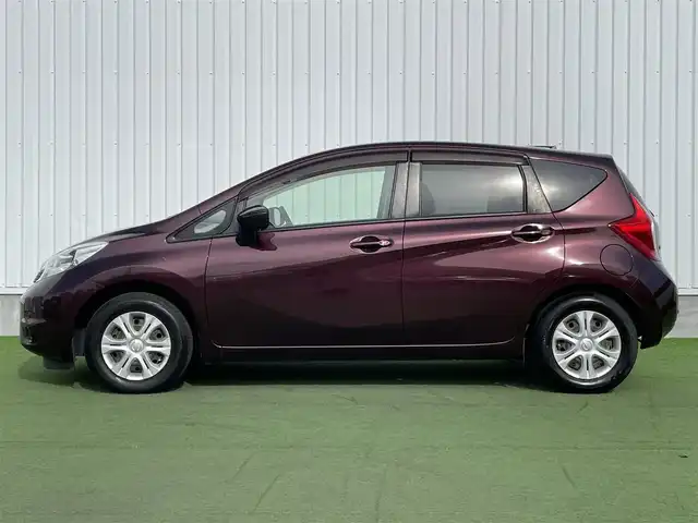 日産 ノート X 香川県 2016(平28)年 3.2万km フランボワーズレッド 登録時走行距離：31424km/エマージェンシーブレーキ/車線逸脱警報/純正SDナビゲーション/→フルセグTV/→CD/DVD再生/アラウンドビューモニター/ETC/ドライブレコーダー/ステアリングリモコン/オートエアコン/ヘッドライトレベライザー/スマートキー/プッシュスタート/横滑り防止装置/純正フロアマット