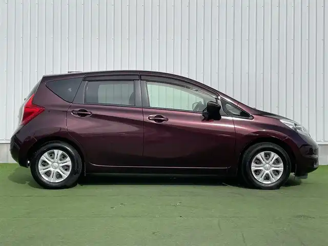 日産 ノート X 香川県 2016(平28)年 3.2万km フランボワーズレッド 登録時走行距離：31424km/エマージェンシーブレーキ/車線逸脱警報/純正SDナビゲーション/→フルセグTV/→CD/DVD再生/アラウンドビューモニター/ETC/ドライブレコーダー/ステアリングリモコン/オートエアコン/ヘッドライトレベライザー/スマートキー/プッシュスタート/横滑り防止装置/純正フロアマット