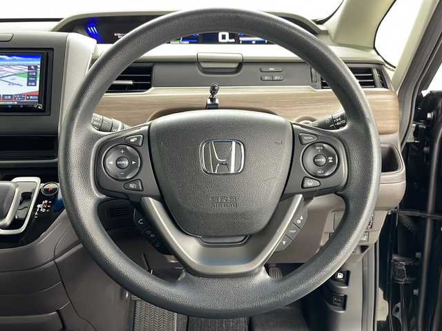 ホンダ フリード ハイブリット G ホンダセンシング 道央・札幌 2021(令3)年 5万km クリスタルブラックパール ・社外メモリナビ/　CD/BT/ワンセグTV/・バックカメラ/・両側パワースライドドア/・HONDA SENSING/　衝突軽減ブレーキ/　誤発進抑制(前後)/　事故低減ステアリング/　路外逸脱抑制/　アダプティブクルーズコントロール/　車線維持支援/　標識認識/　オートハイビーム/・前席シートヒーター/・オートリトラミラー/・ワイパーデアイサー /・オートライト/・LEDヘッドライト/・後席シェード/・純正フロアマット/・ビルトインETC